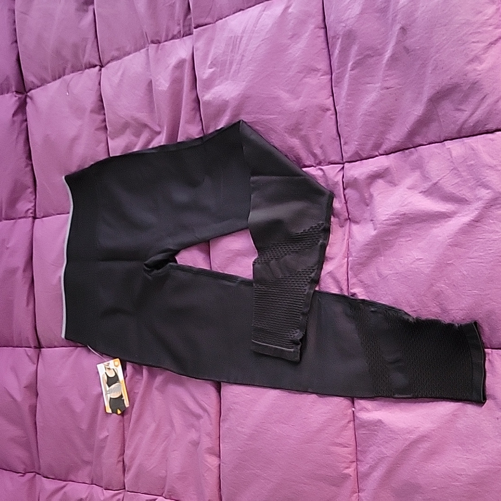 NWT Avia black leggings with wide waistband & mesh inserts on calf/ankle size M